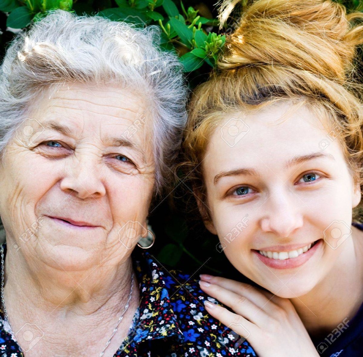 Фотография девушки с бабушкой