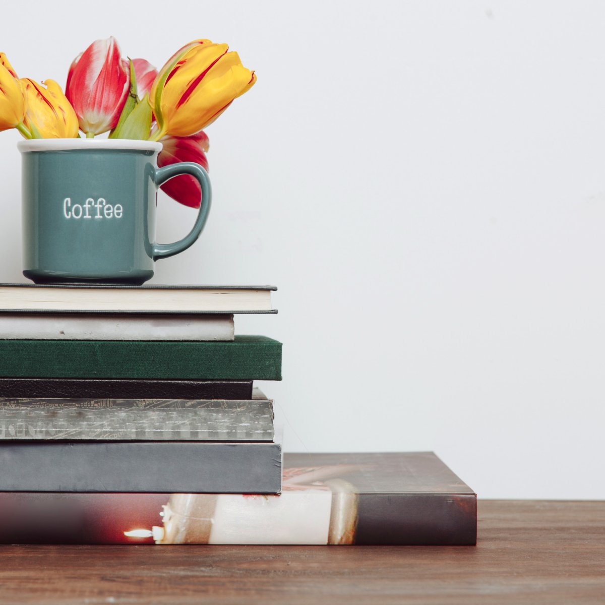 Стол с книгами и цветами