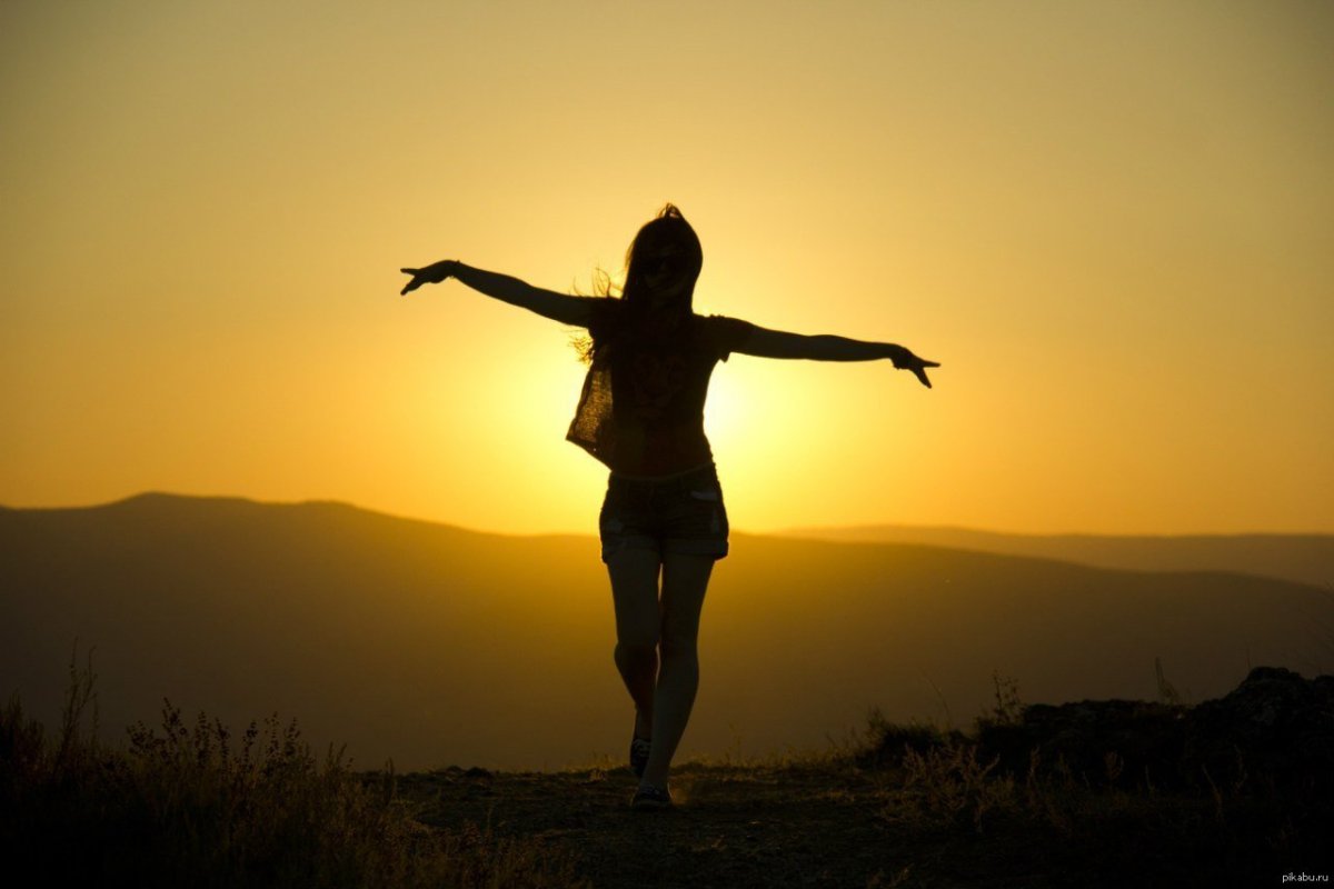 Человек с распростертыми руками