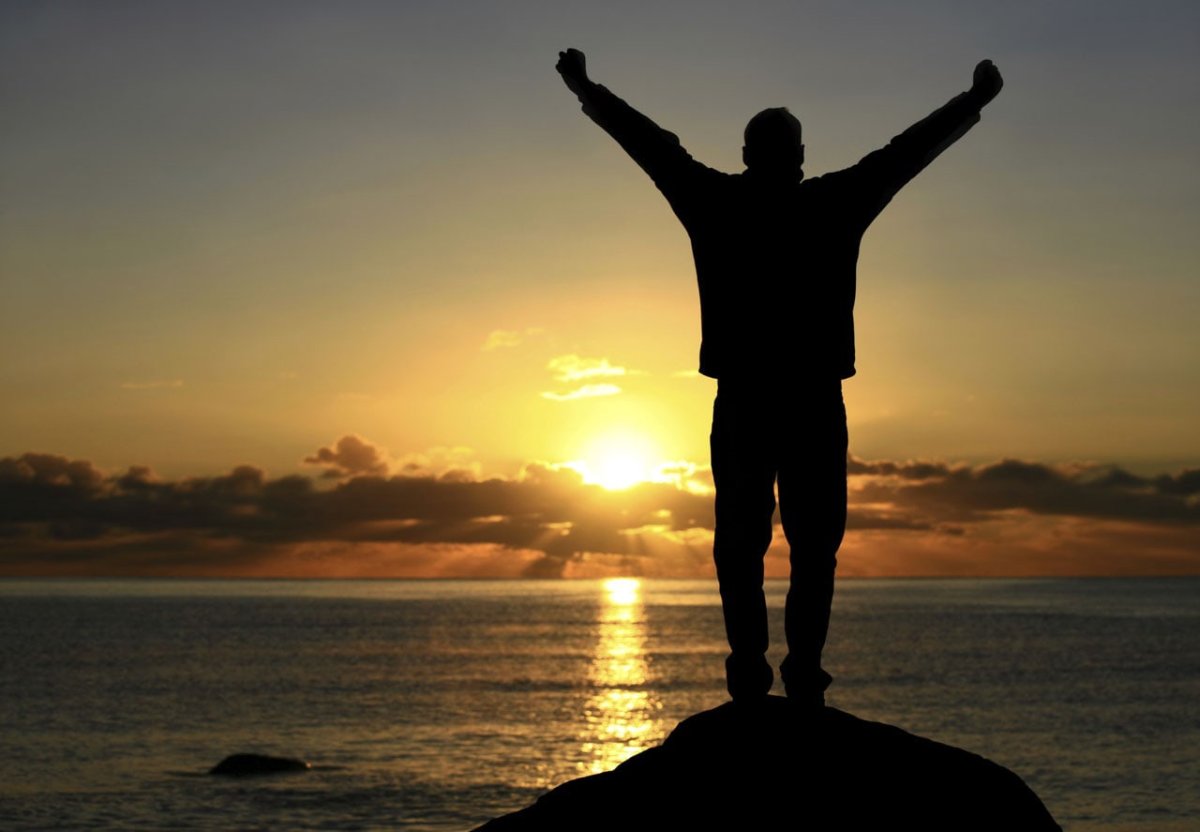 Счастливый мужчина со спины