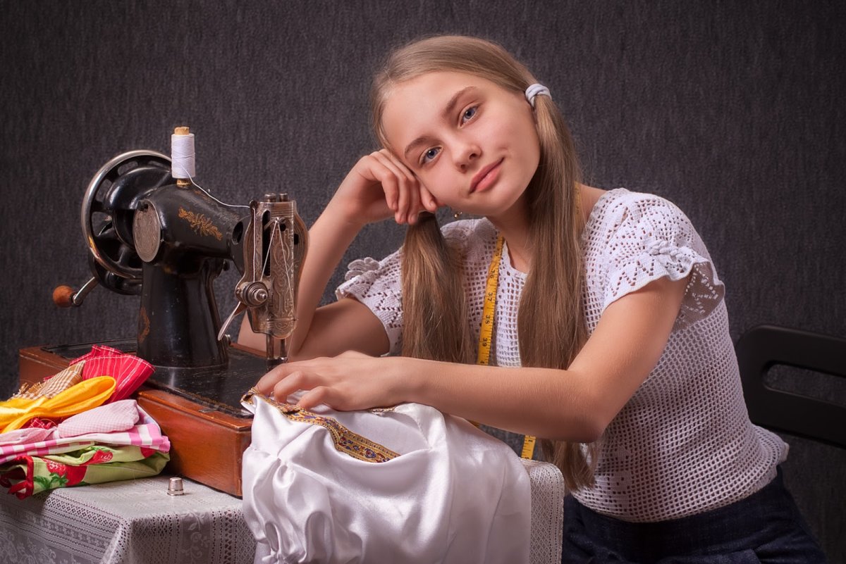 Девочка шьет на машинке