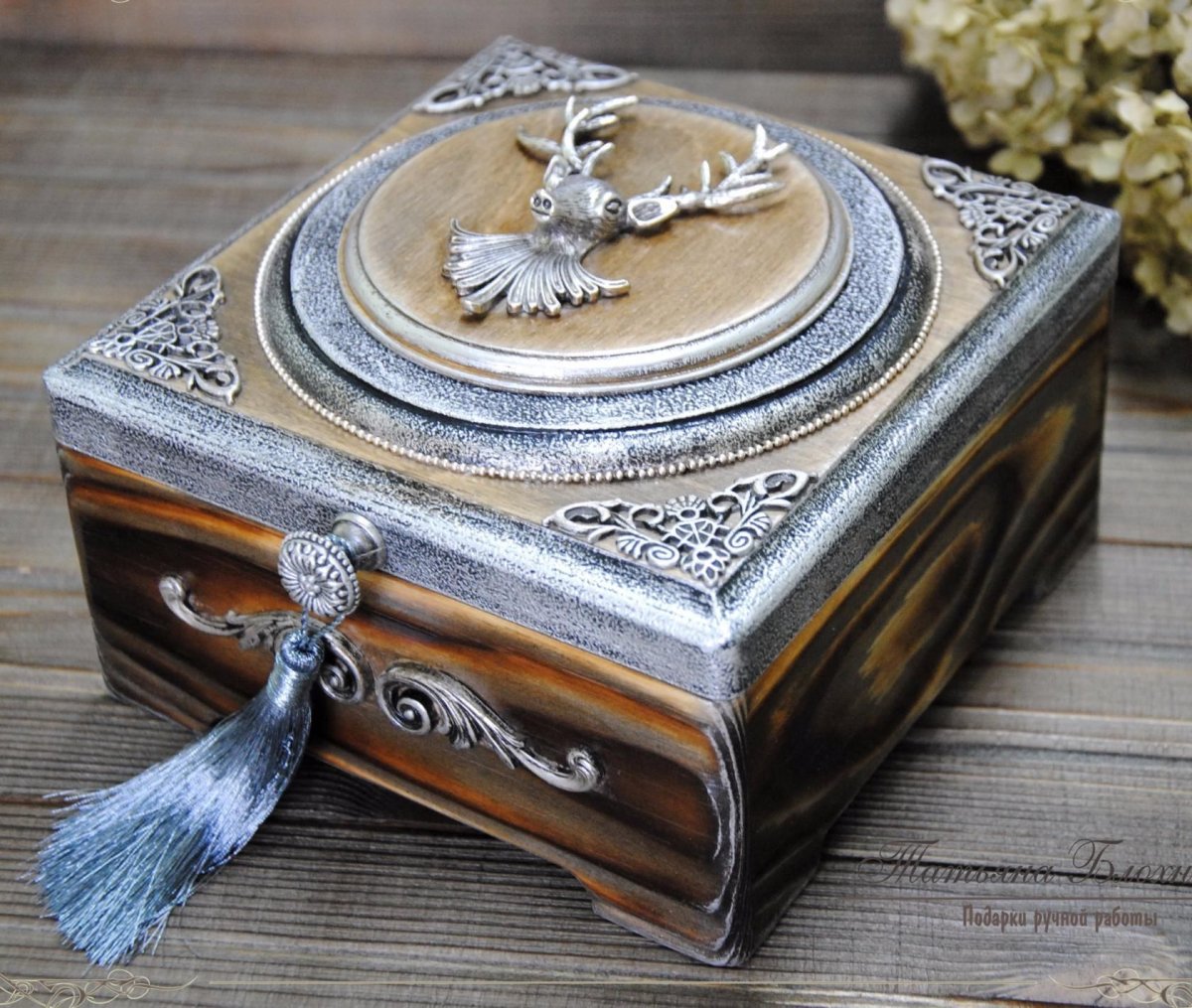 Шкатулка бронза