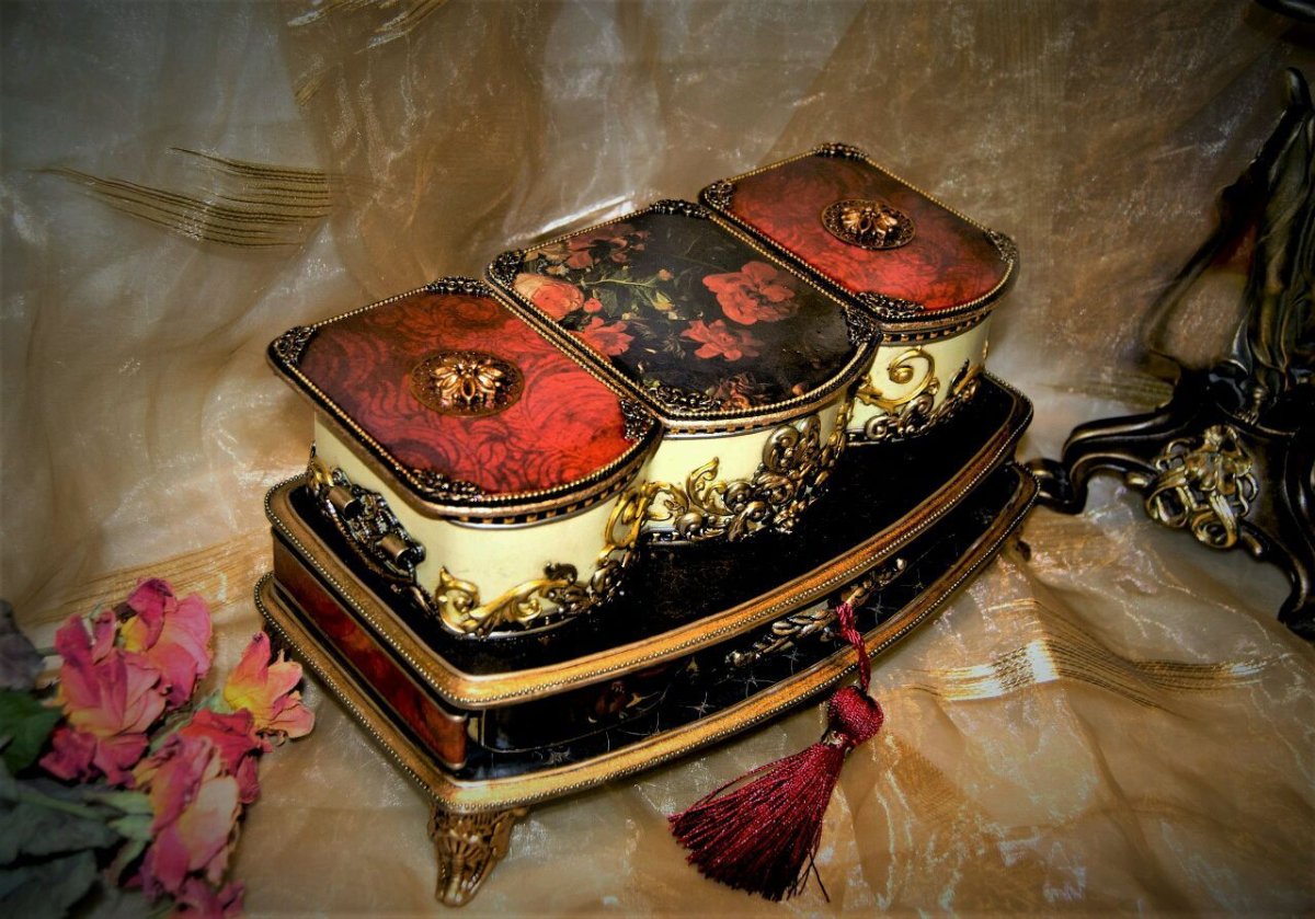 Шкатулка с драгоценностями
