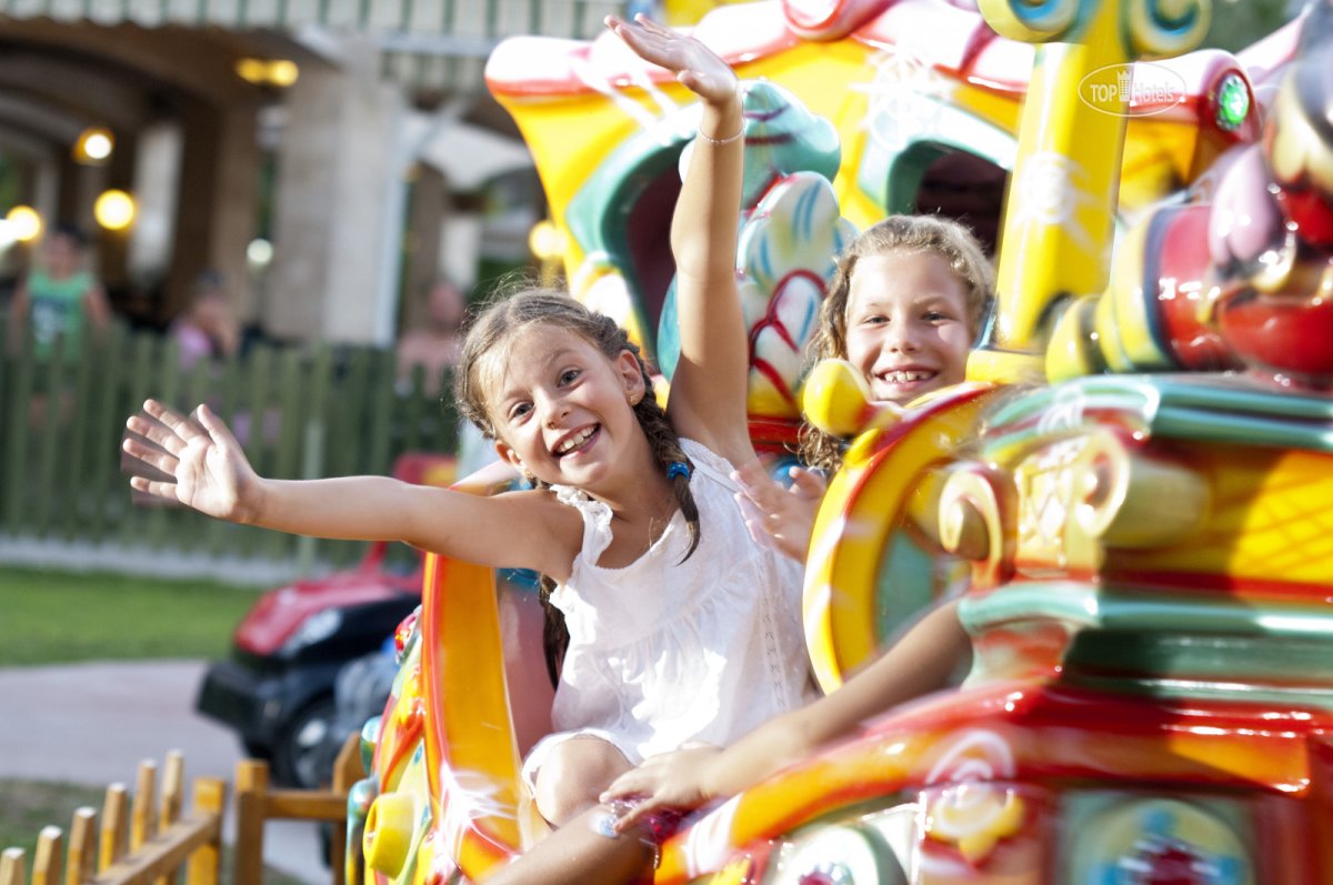 Дети в парке аттракционов