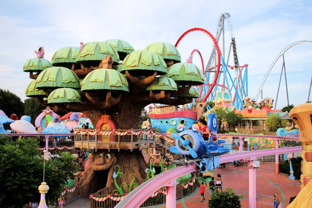 Парк аттракционов в Испании порт Авентура