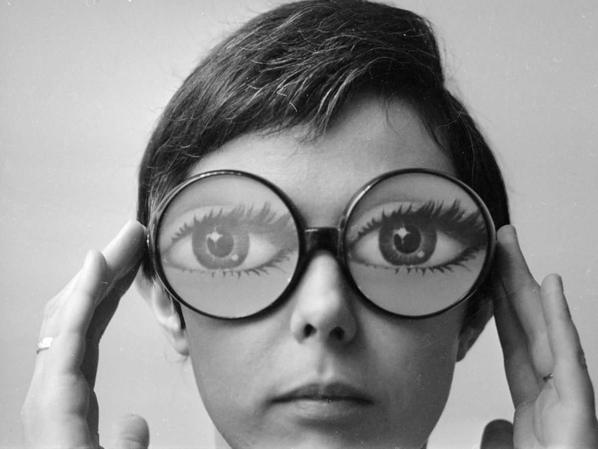 Девушка с красными глазами