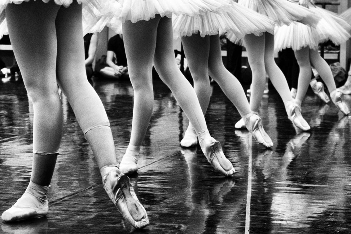 Балерина в пуантах у станка