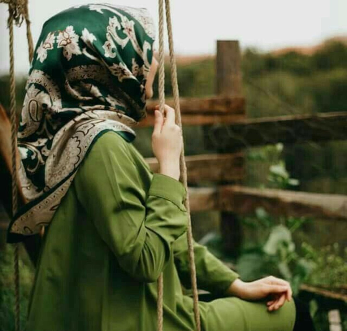 Девушка в зеленом платке