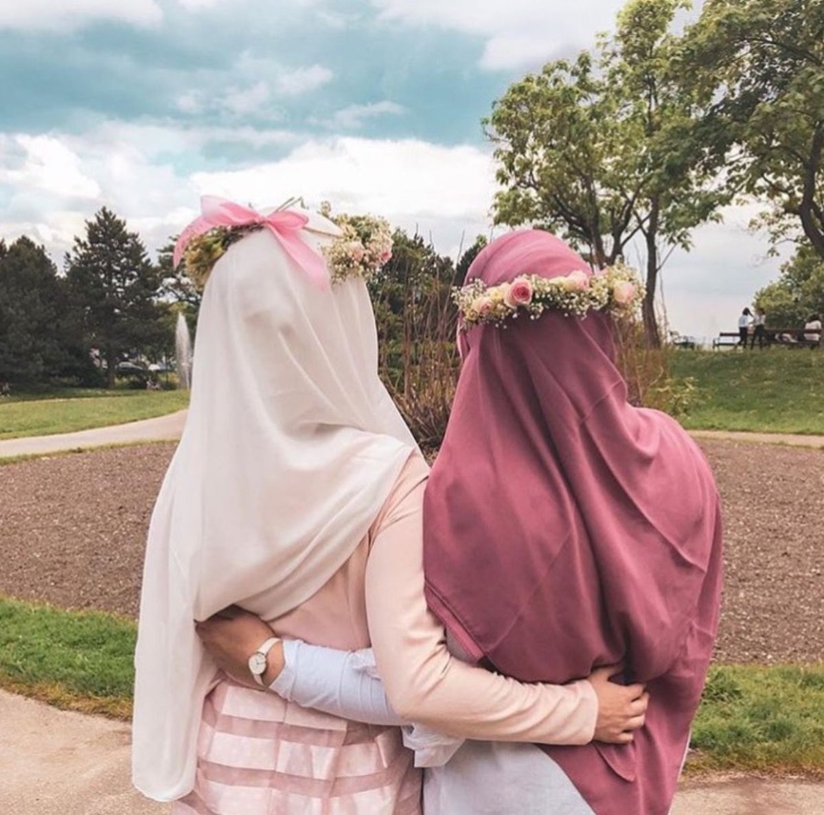 Три подруги в хиджабе