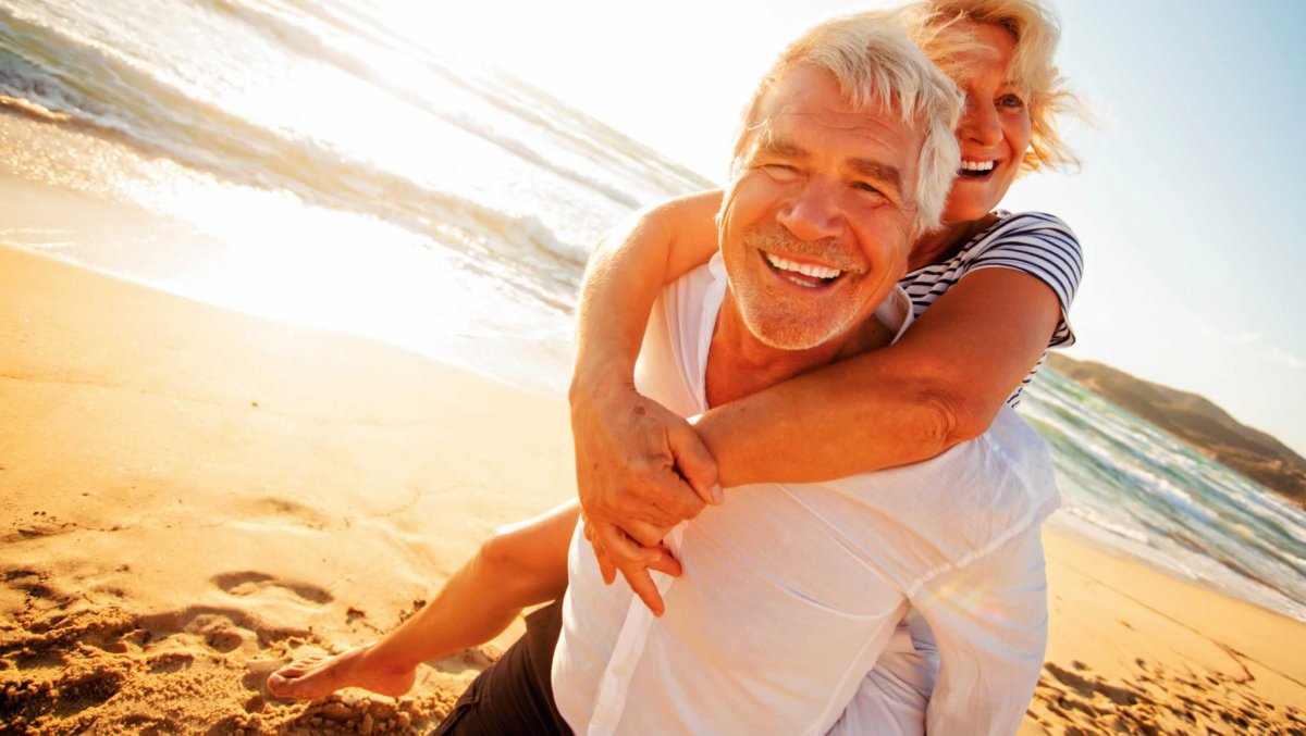 Пожилые люди на море