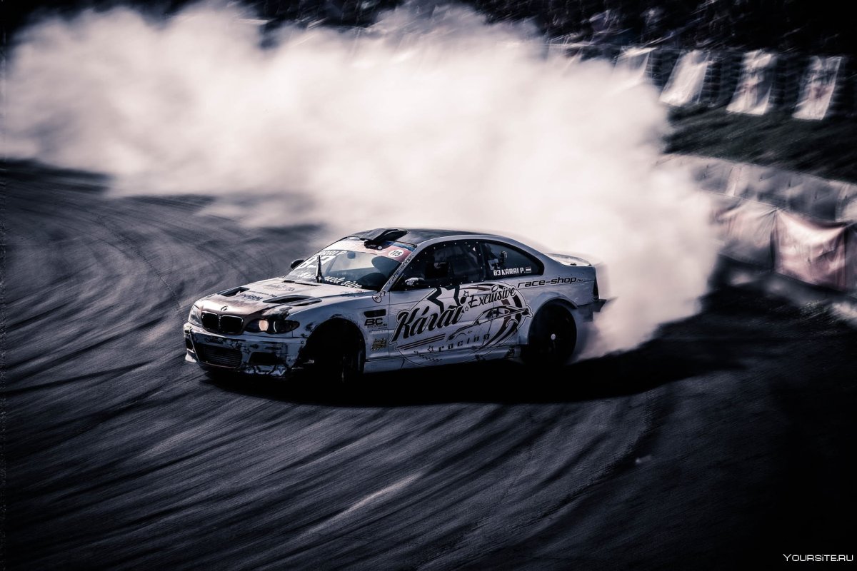 Машина дрифтит