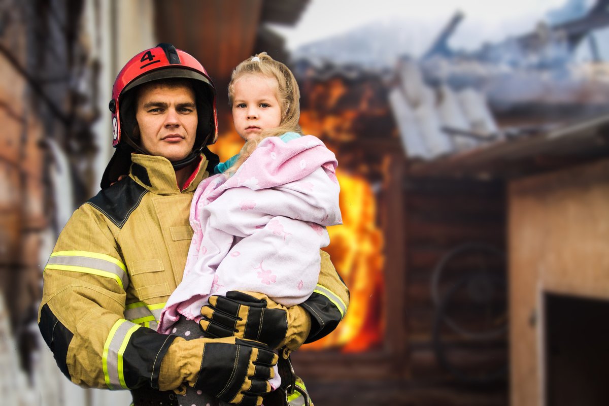 Пожарный с ребенком на руках