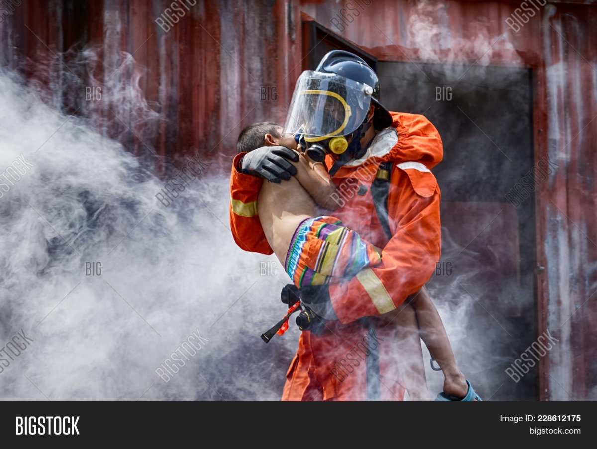 Пожарный спасает мальчика