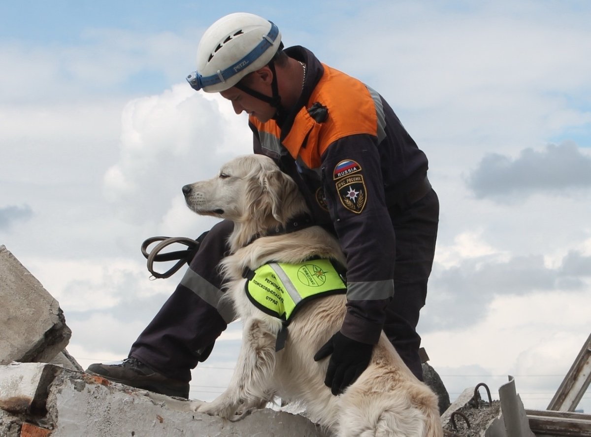 Пожарный спасает ребенка