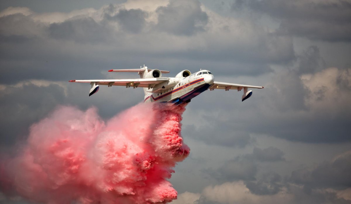 Красный пожарный самолет