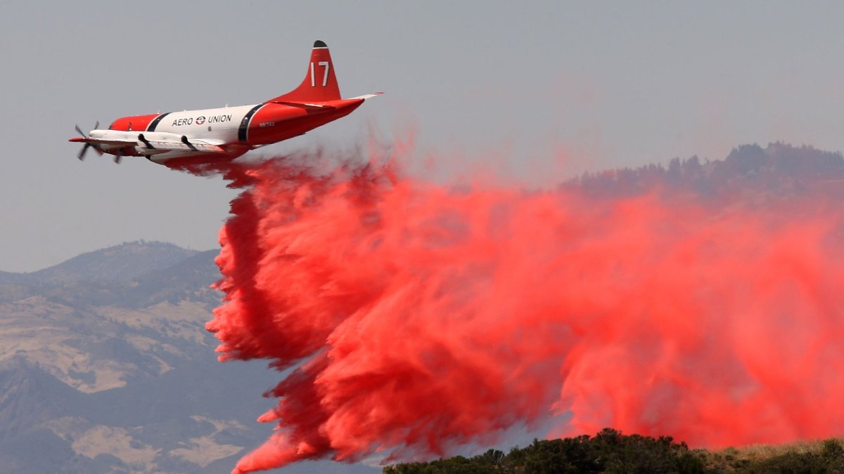 Пожарный вертолет на белом фоне