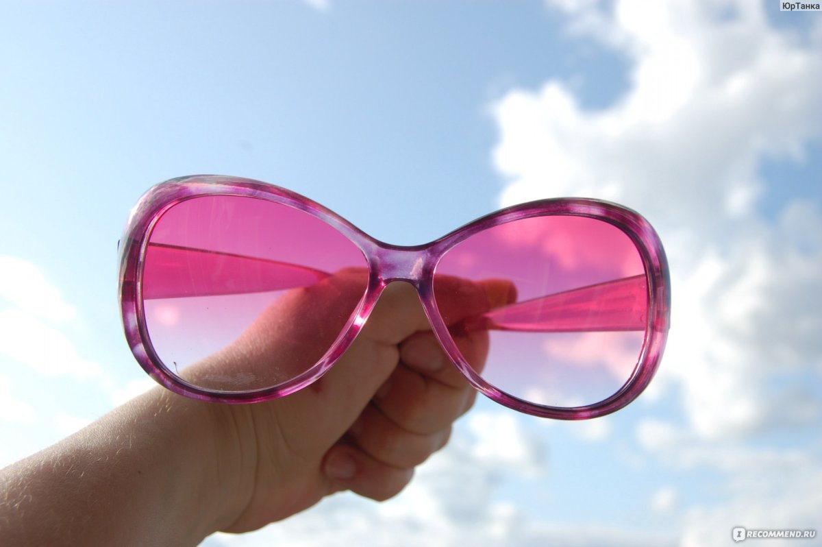 Девушка в роговых очках