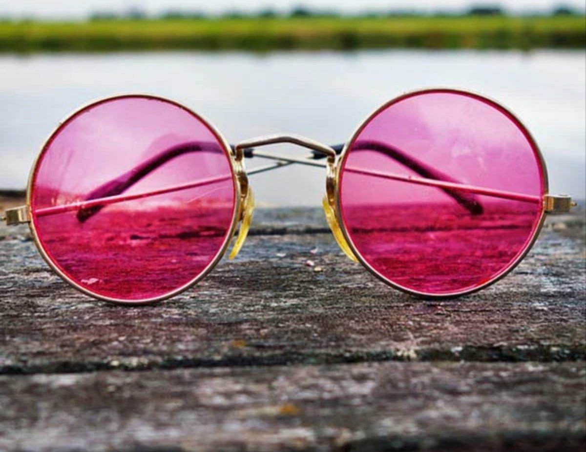 Человек в розовых очках