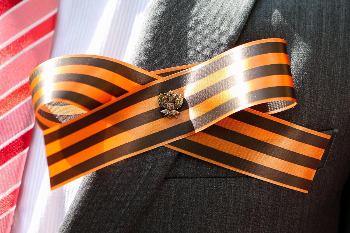 Георгиевская лента с гвоздикой