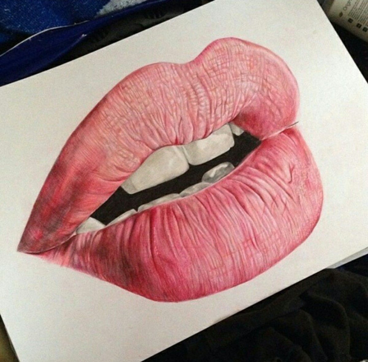 Губы цветными карандашами