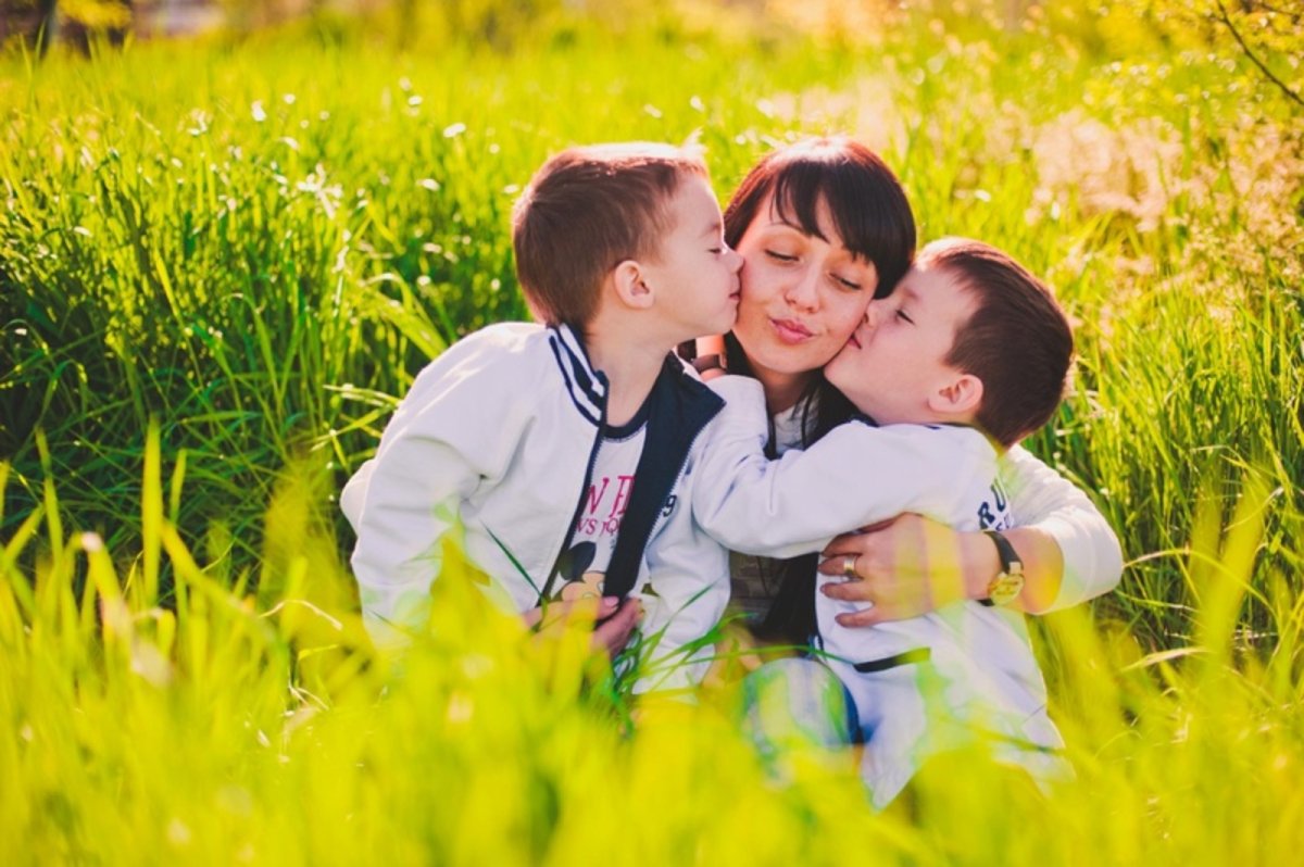 Мама обнимает двоих детей