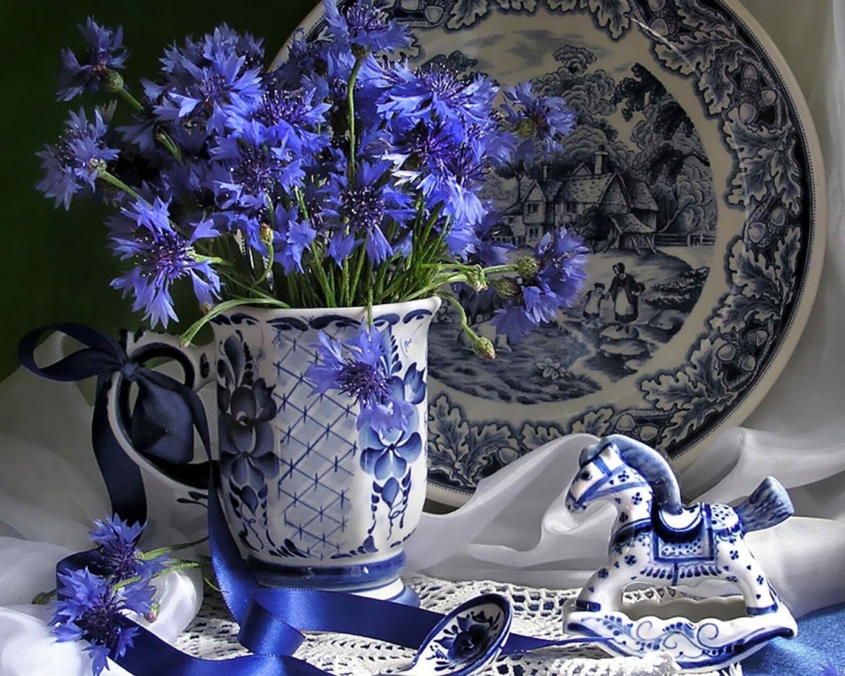 Натюрморт в бело голубых тонах