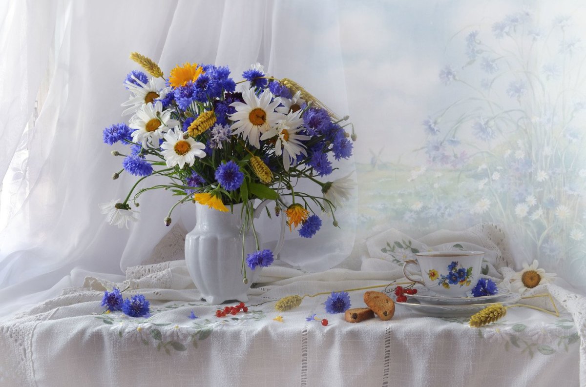 Ромашки с васильками в вазе