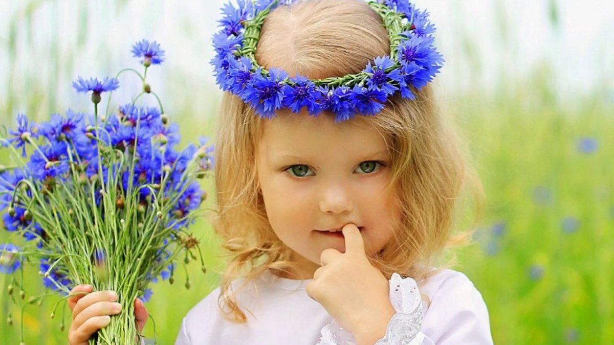 Девочка в венке из цветов