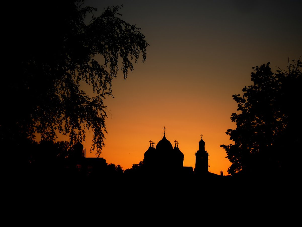 Храмы на темном фоне