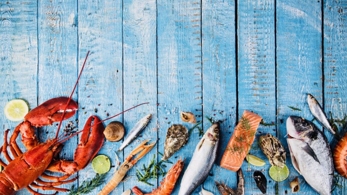 Морепродукты на фоне дерева