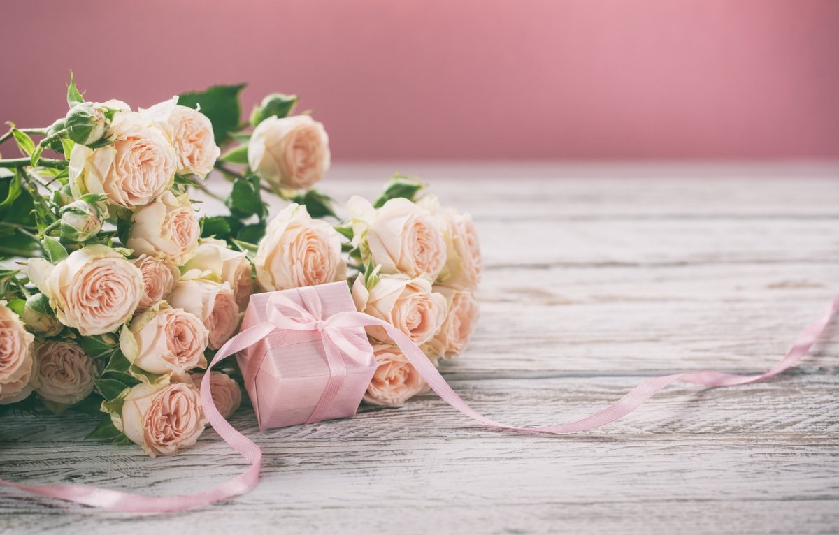 С днём рождения белые розы