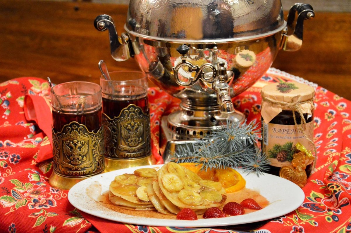 Чаепитие с самоваром и пирогами