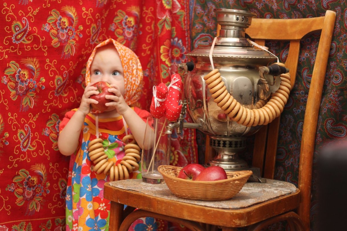 Красивый стол с самоваром