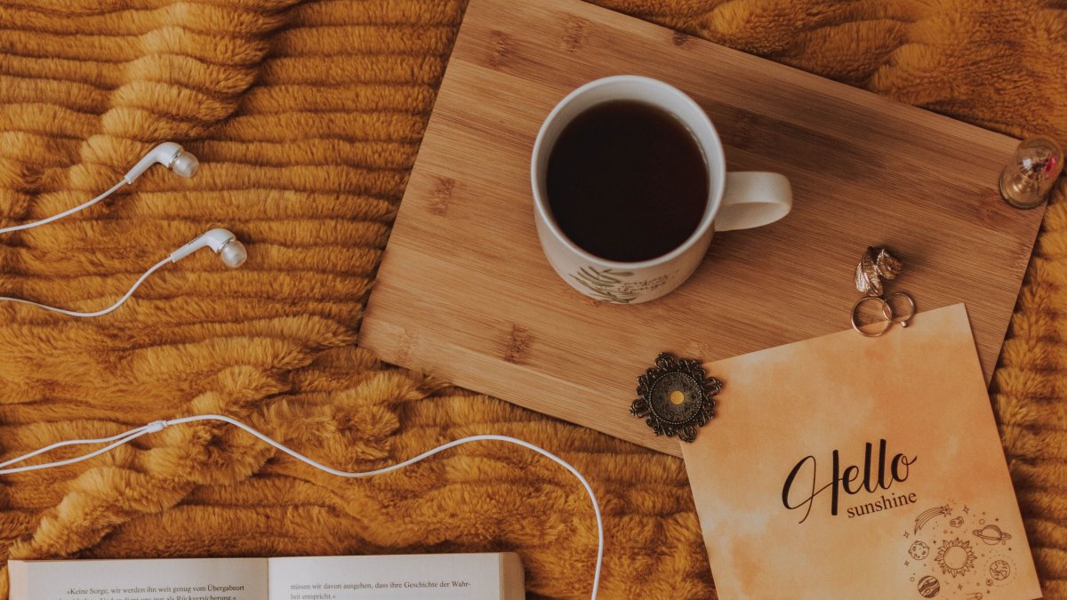 Книги и кофе на письменном столе