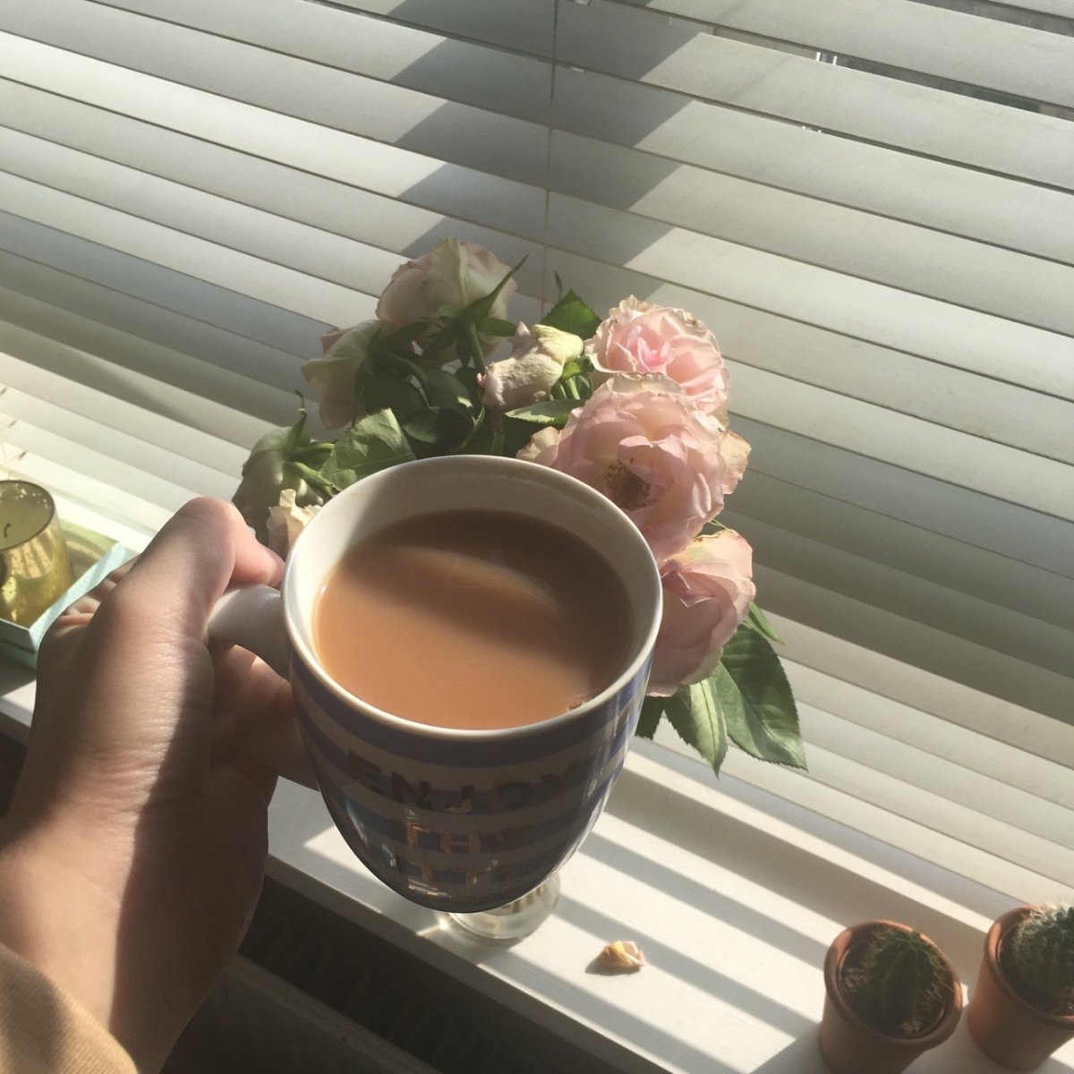 Эстетика с цветами и кофе