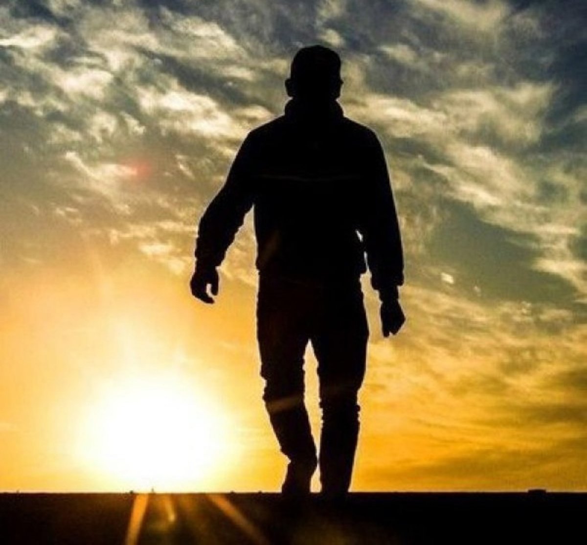 Человек уходящий в закат