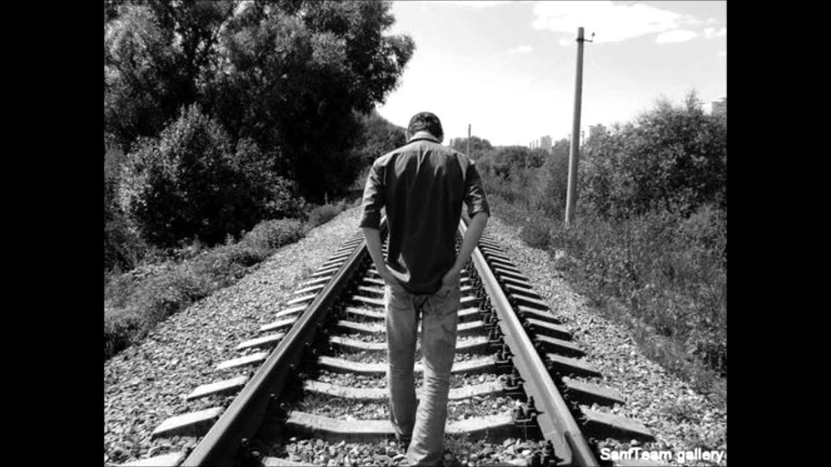 Парень на рельсах