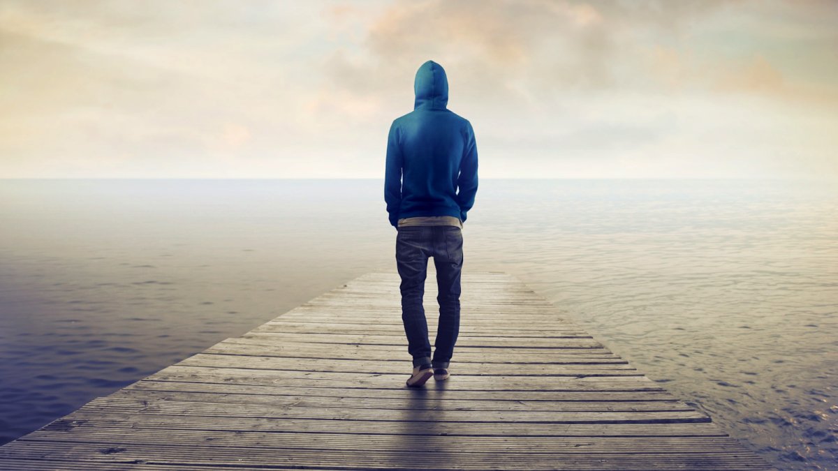 Человек стоит спиной