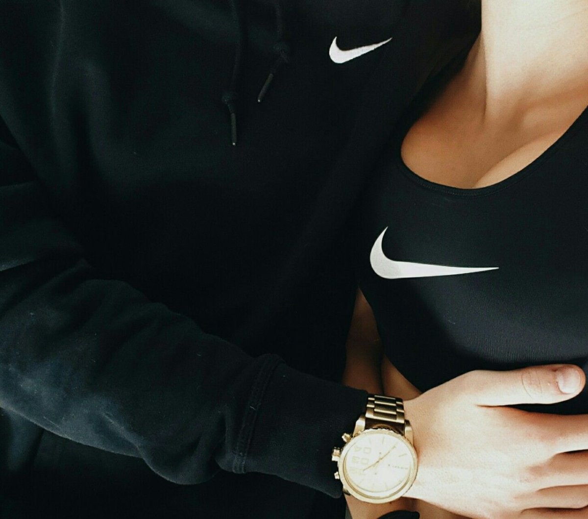 Девушка в найке без лица