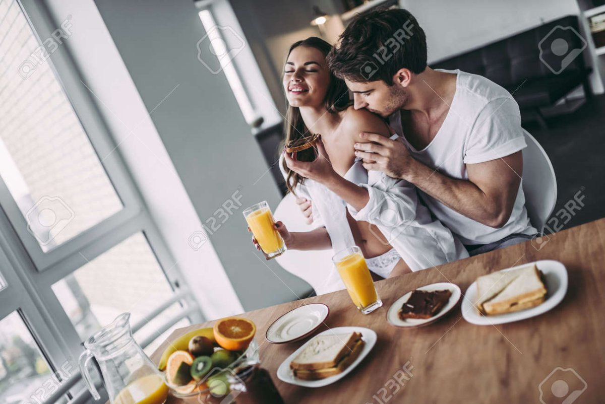 Мужчина и женщина завтракают
