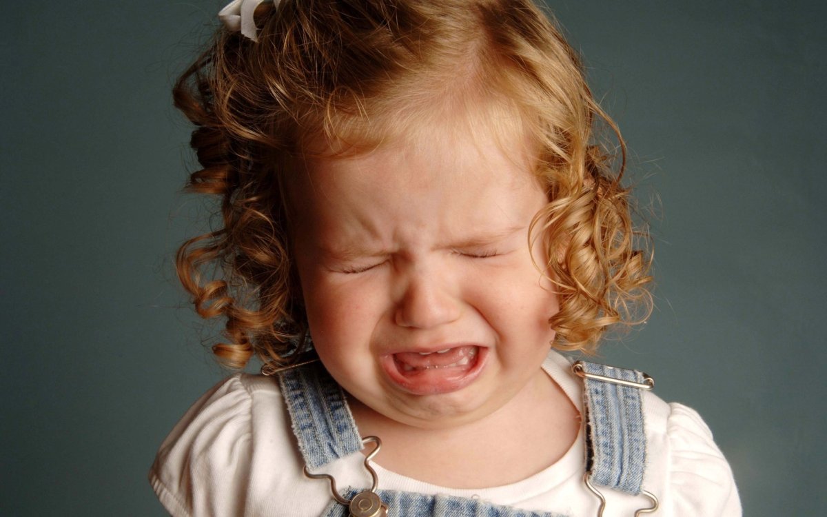 Мальчик ест шоколад