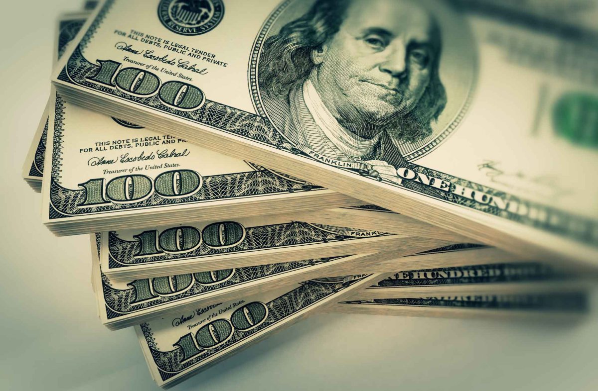 Доллары купюры много