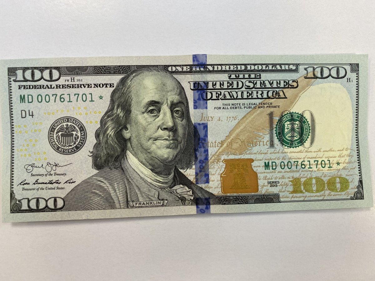 100 Долларовые купюры сзади