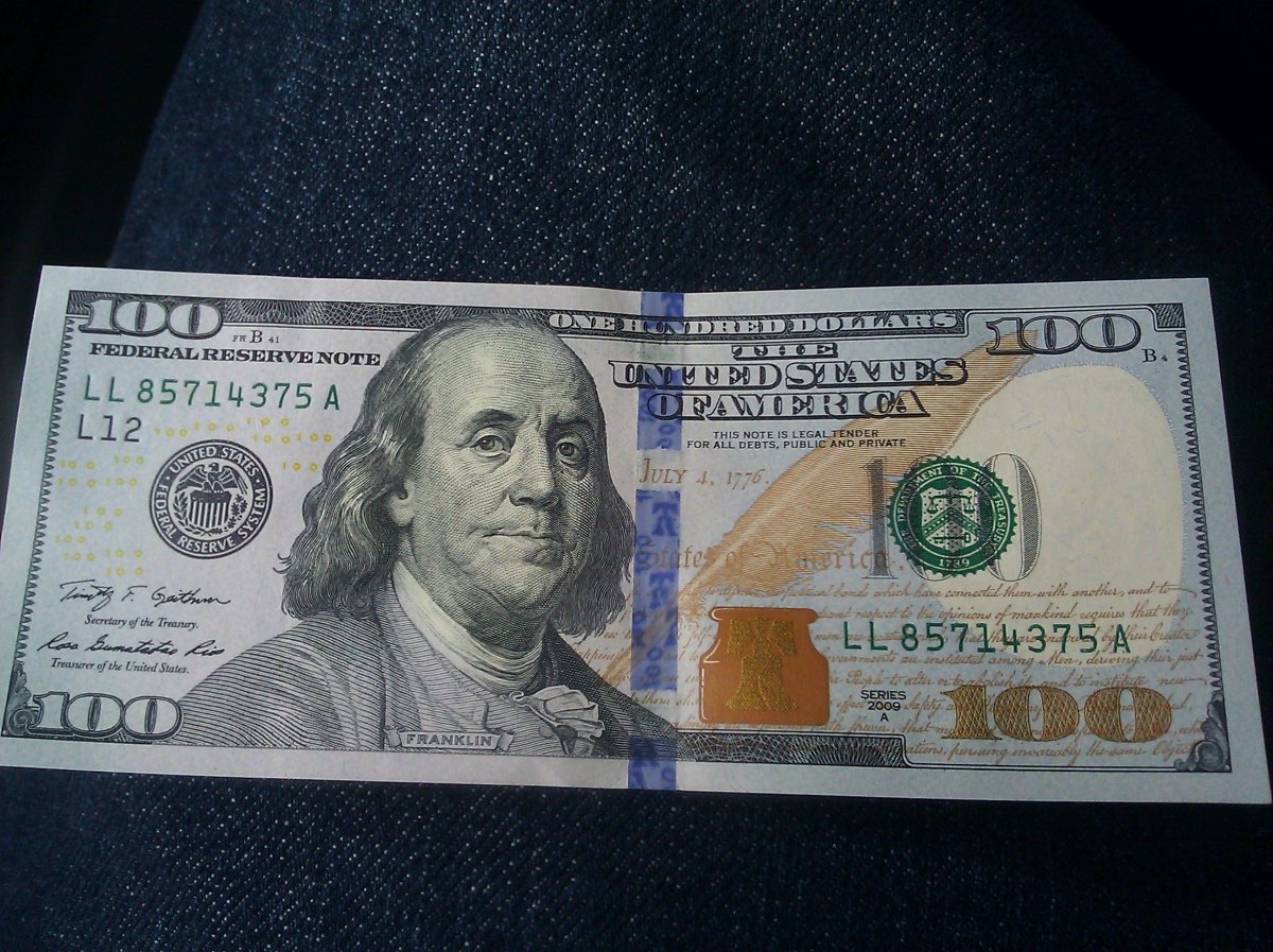 Доллар купюра на белом фоне