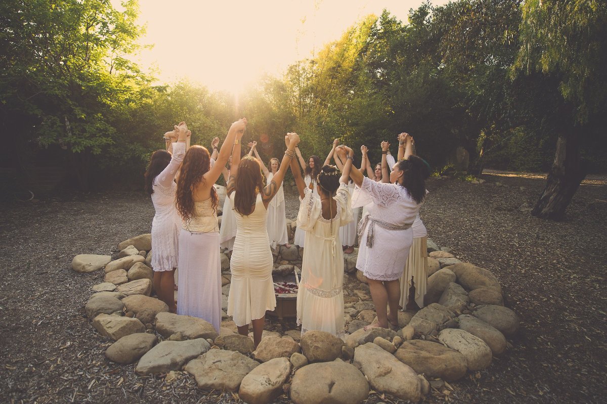 Женский круг руки