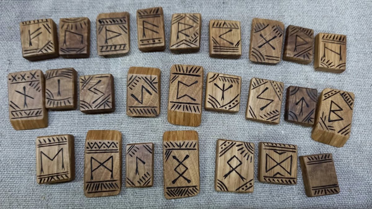Деревянные руны ручной работы