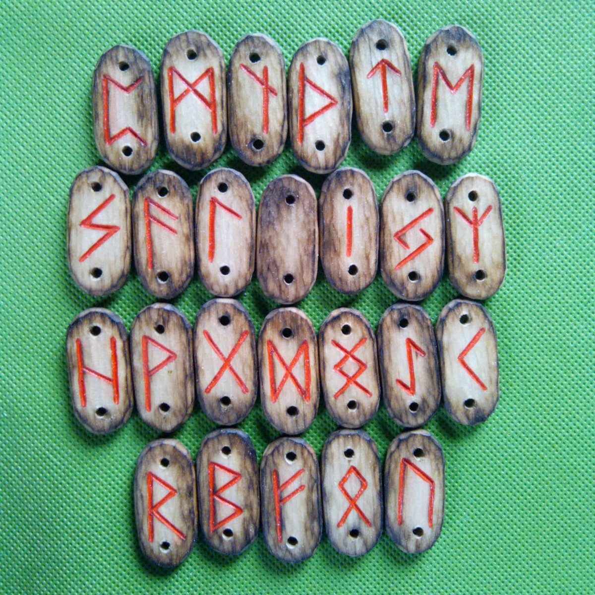 Клавиатура с скандинавскими рунами