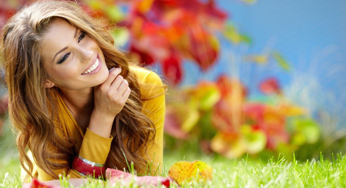 Девушка улыбается