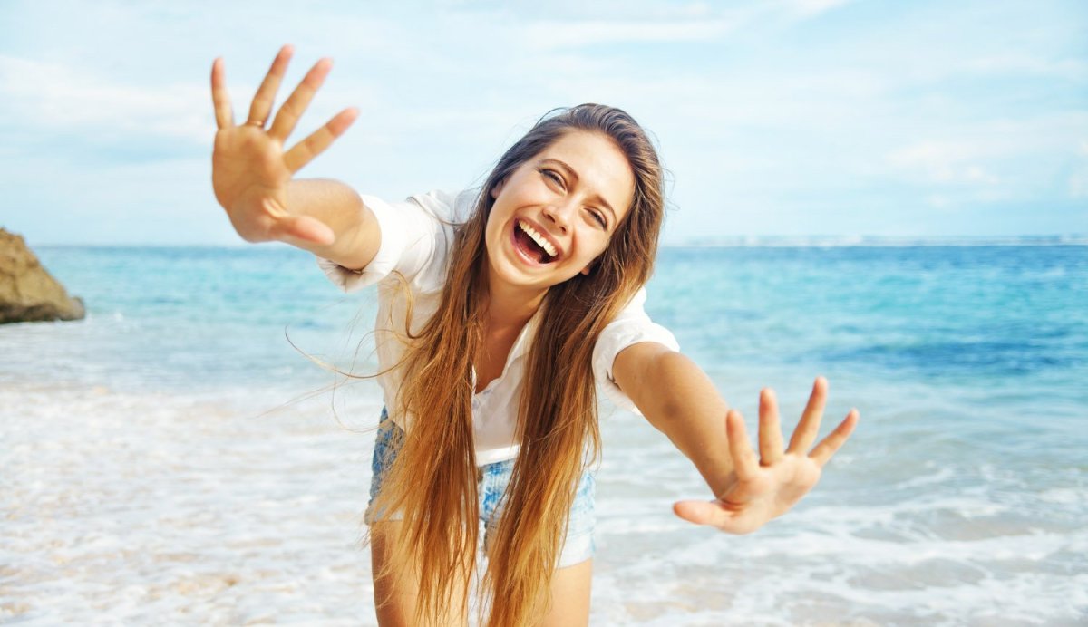 Девушка улыбается