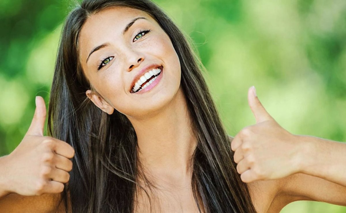 Женщина в цветочном поле